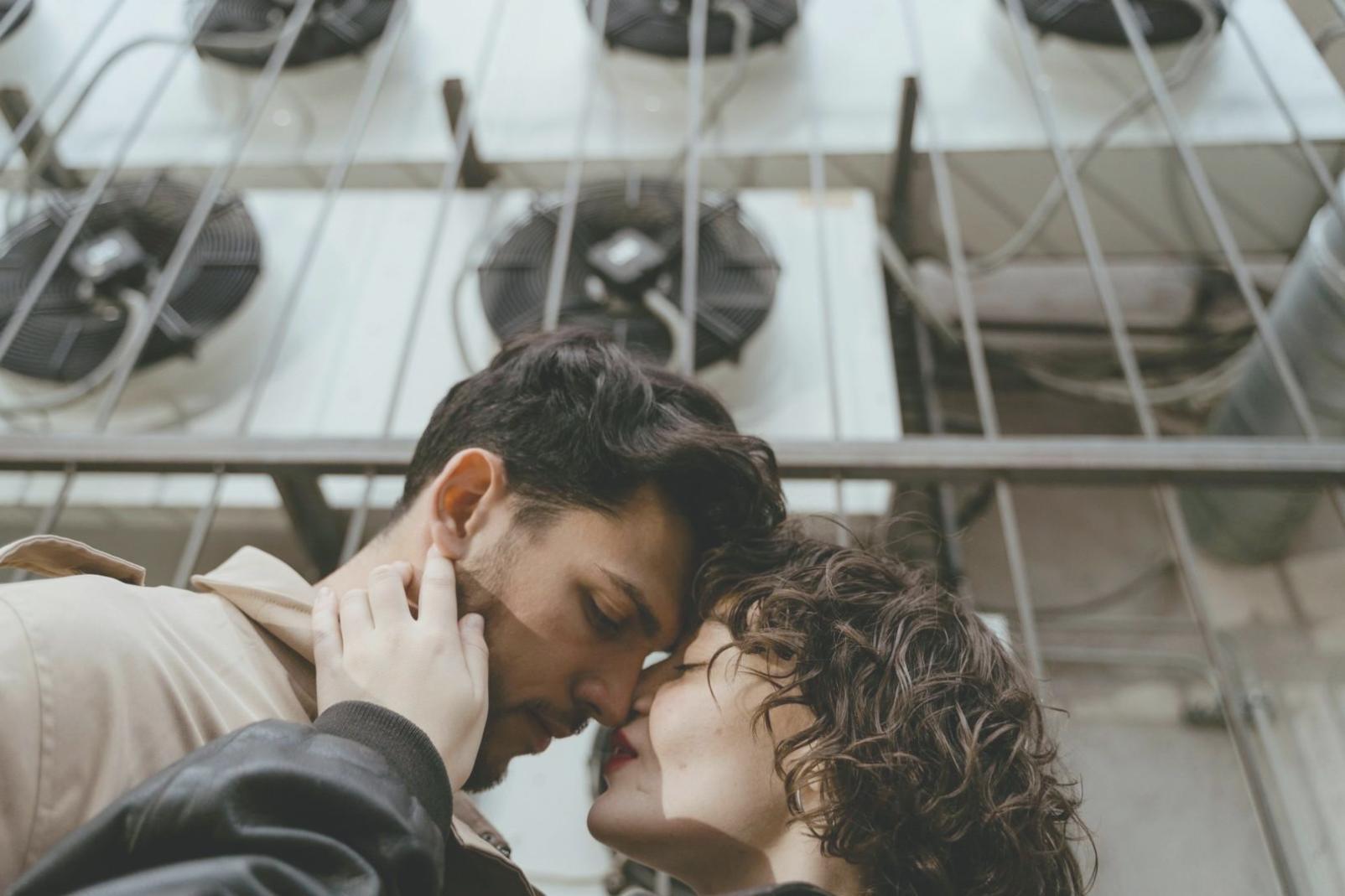 Рабочее место с семейными фотографиями и планировщиком