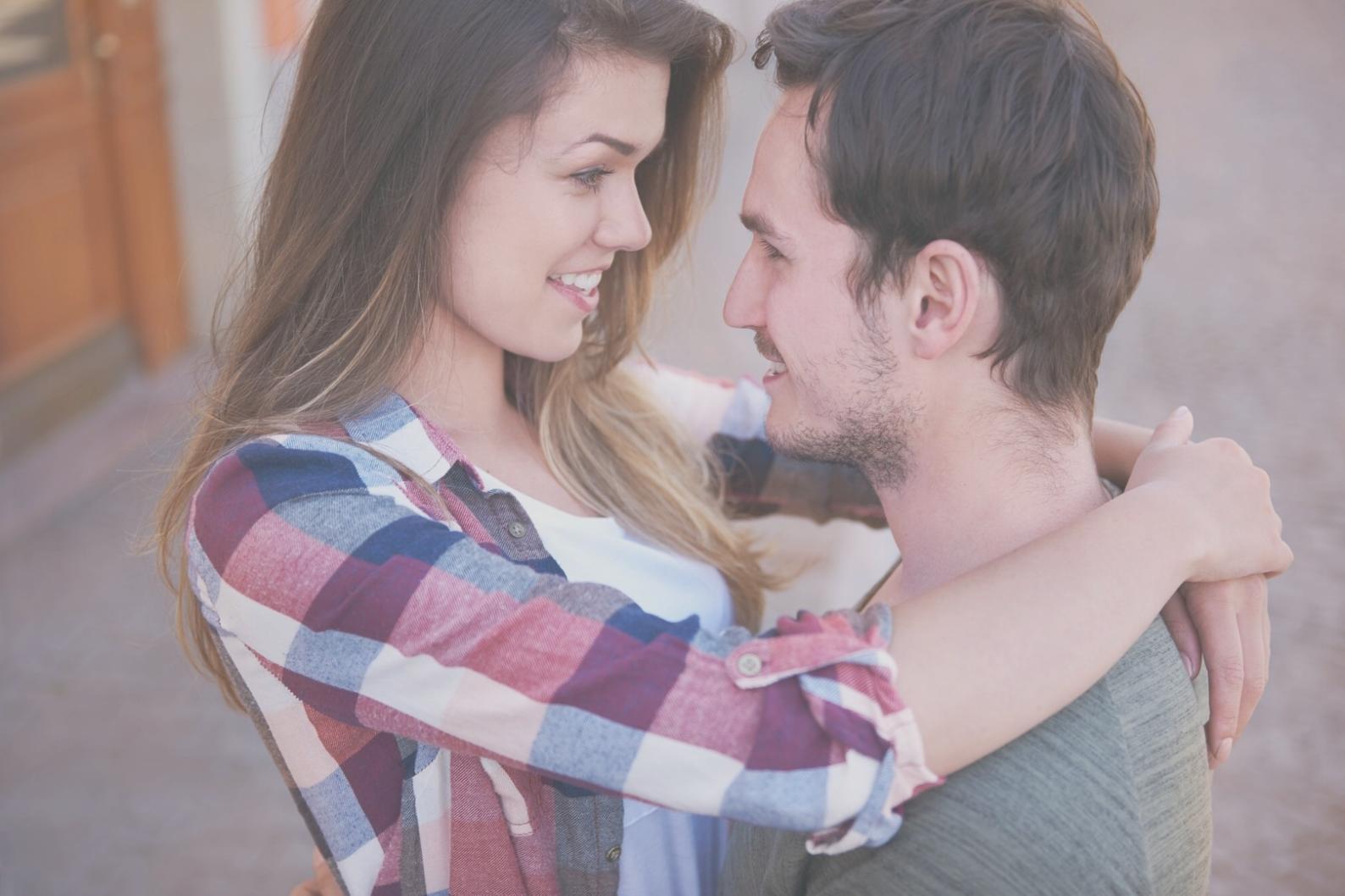 Участники семинара по развитию семейных отношений обсуждают практические упражнения